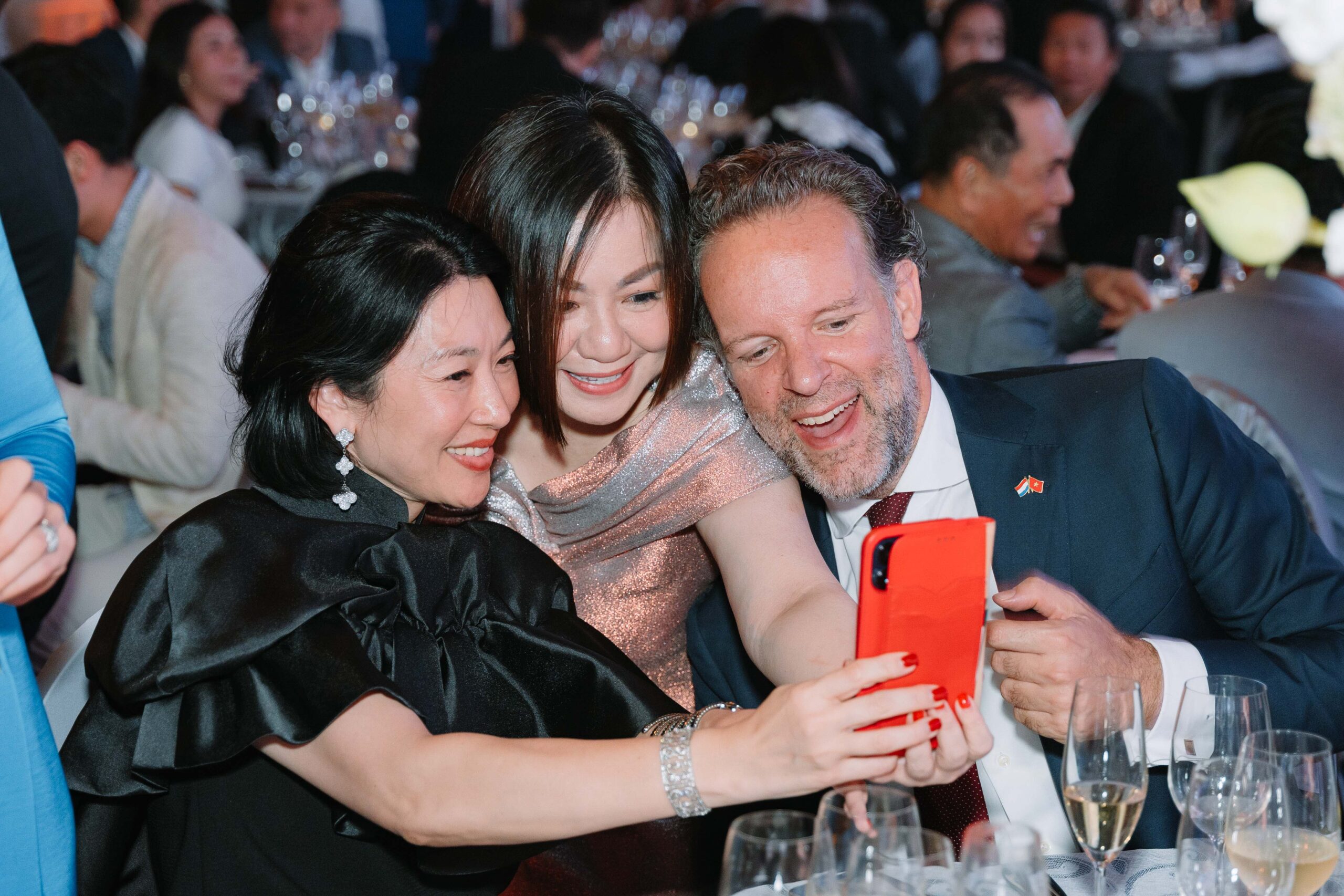 Michelle Wee- CEO Standard Chartered Vietnam, Madame Trang Le, Counsel General Daniël Stork of The Netherlands